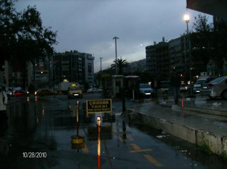 Promenade dans Izmir sous la pluie, le soir