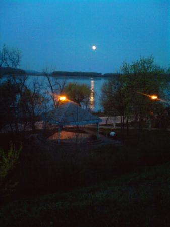 La pleine lune sur le Danube (2)