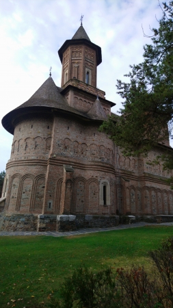 L'église en hauteur de la falaise du Danube